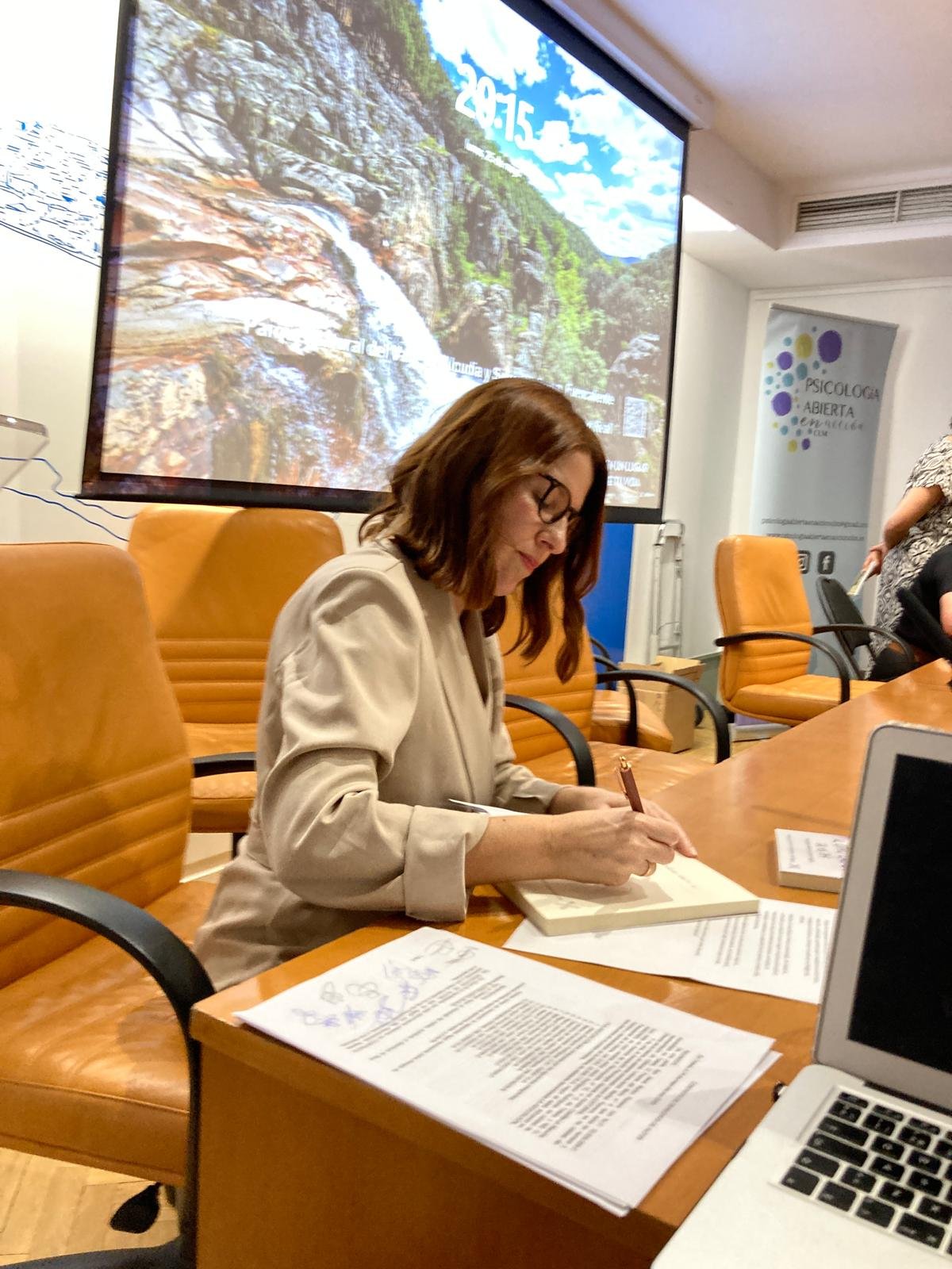 Carolina firmando ejemplares durante la presentación de su libro